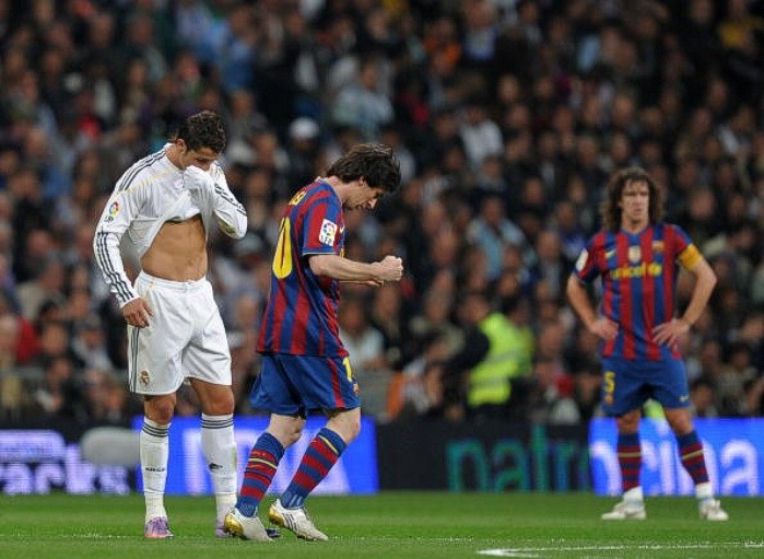 Sức mạnh tập thể là một yếu tố lớn: Barcelona của Messi rất mạnh và đồng đều nên tạo nhiều cơ hội cho Messi giành nhiều danh hiệu (cả cá nhân lẫn tập thể) và kỷ lục cũng như chiến thắng trước Real Madrid (và Man Utd) của Ronaldo trong nhiều cuộc đối đầu trực tiếp, nhưng Messi lại chưa thể hiện gì nhiều ở ĐTQG, điều trái ngược với Ronaldo (gần như tự mình đưa Bồ Đào Nha tới bán kết EURO 2012).